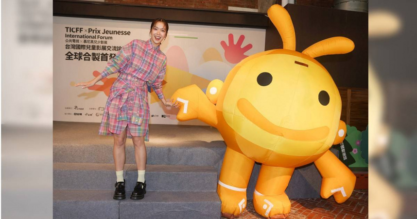 大霈（左）與臺灣國際兒童影展吉祥物TIFFI寶寶合影。（圖／公視提供）