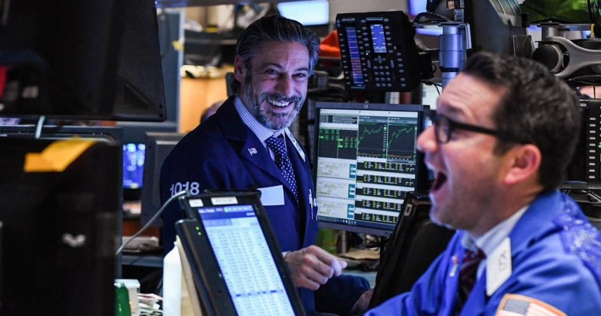 標普500指數和納斯達克指數27日再創新高。（圖／新華社）