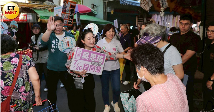 民進黨立委賴瑞隆、吳思瑤2日舉辦「板中校友賴瑞隆吳思瑤聯手掃街,力挺板橋守護台灣」活動。(圖/劉耿豪攝)