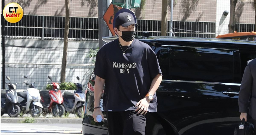 王大陸3日出庭，手上配戴的26萬元沛納海手錶意外吸睛。（圖／劉耿豪攝）