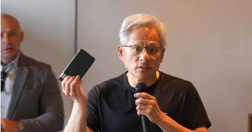 輝達執行長黃仁勳用的手機是谷歌Pixel。（圖／讀者提供）