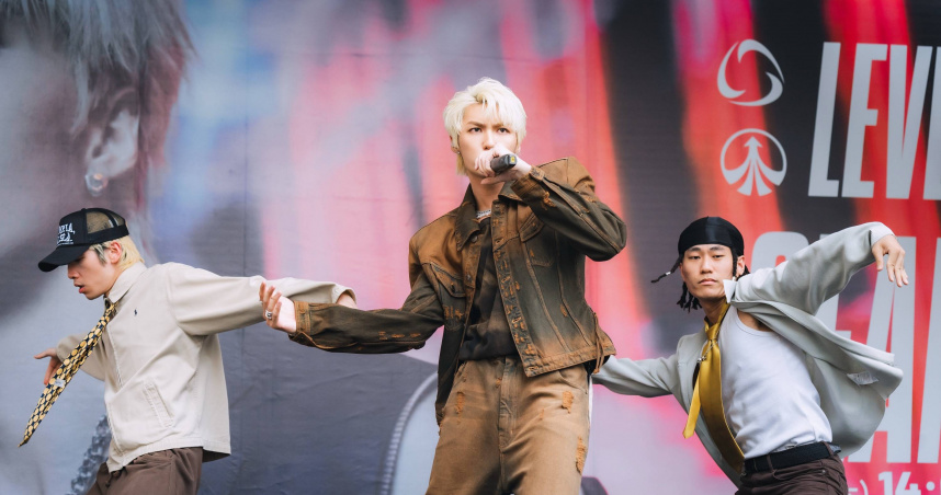 薛恩在台中舉辦簽名會，與粉絲近距離互動。（圖／華納音樂 提供）