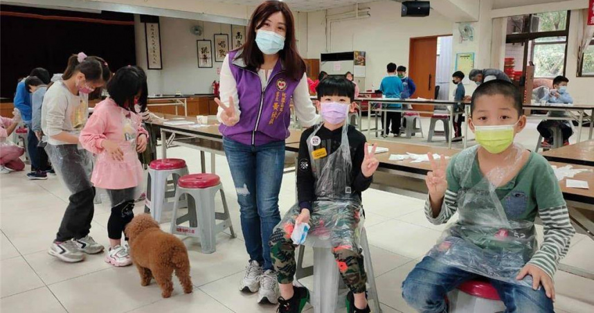 桃園區瑞慶里長黃欣韻引進兒童瑜珈、3D列印、創意手作與職人體驗等課程，她堅信靠社區力量，可以改變孩子的一生。（圖／翻攝畫面）