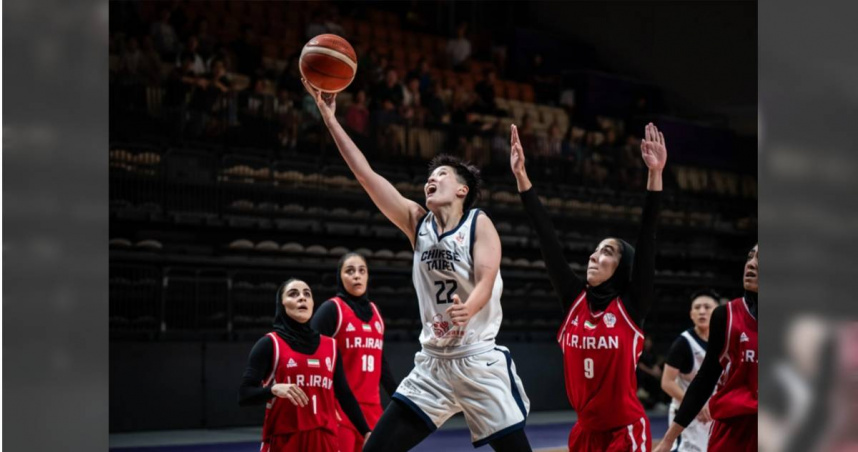 中華隊林育庭突破伊朗防線切入上籃。（圖／取自FIBA官網）