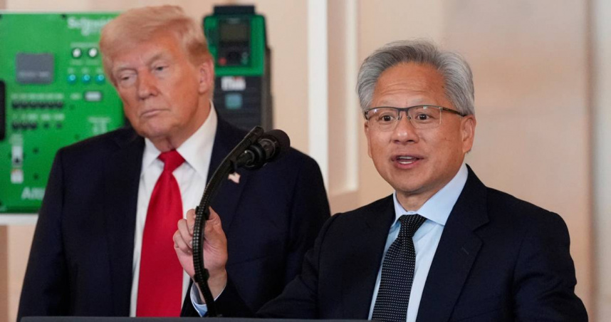 川普與輝達執行長黃仁勳（右）。（圖／達志／美聯社）