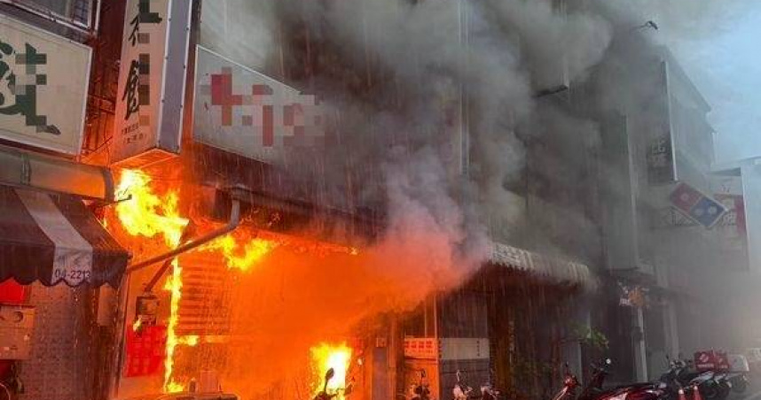 台中知名牛肉麵老店陷火海。（圖／翻攝畫面）