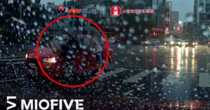 高中生雨中斑馬線遭撞飛，左轉車竟猛踩油門直衝。（圖／翻攝WoWtchout-地圖型行車影像分享平台畫面）