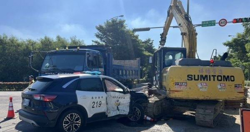 苗栗警車闖紅燈鳴笛，遭休旅車攔腰撞再衝怪手。（圖／翻攝畫面）