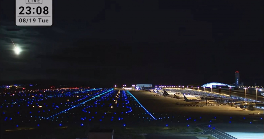 鹿兒島暗夜出現火球劃破天際。（圖／翻攝自社群網站X）
