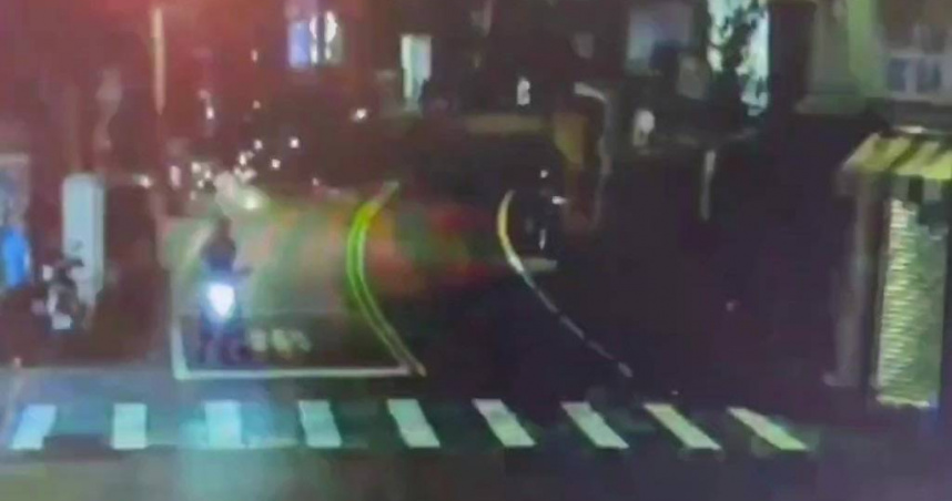 情侶街頭吵架怒扔鞭炮，深夜巨響嚇壞居民。（圖／翻攝畫面）