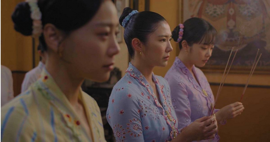 劇中三位小娘惹劉怡伶（左起）、黃晶玲、黃暄婷都大有來頭。（圖／華視提供）