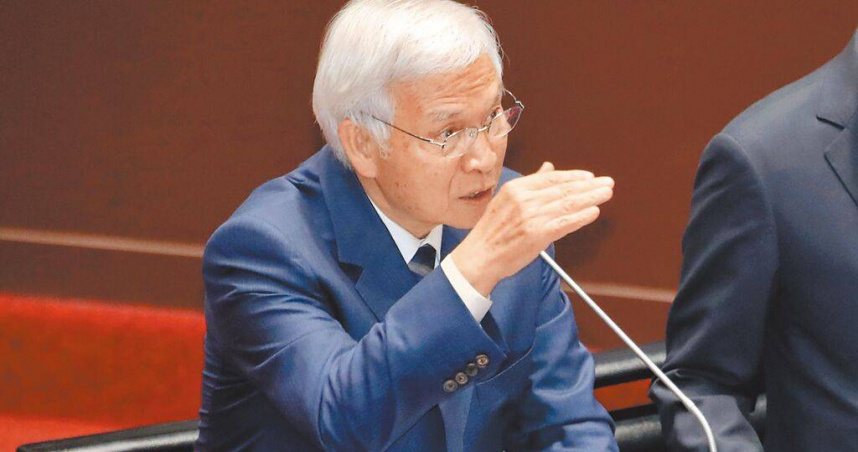 針對今年下半年是否可能降息，中央銀行總裁楊金龍25日在立法院表示，央行調整利率是看整體，9月理監事會將討論。（黃世麒攝）