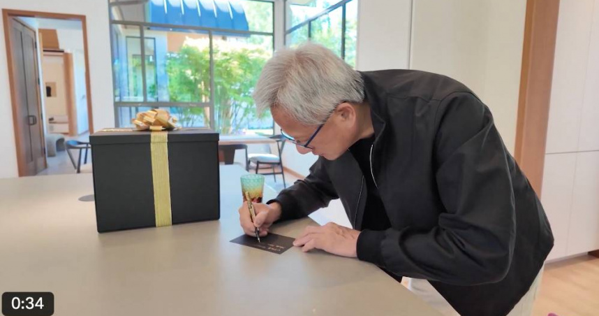 黃仁勳親筆寫下「給機器人，享用你的新大腦！」引爆話題。（圖／翻攝自X／nvidia）