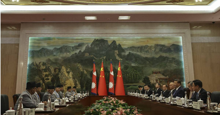 中國國家主席習近平（右三）30日於天津主持上海合作組織（SCO）高峰會。（圖／達志／美聯社）