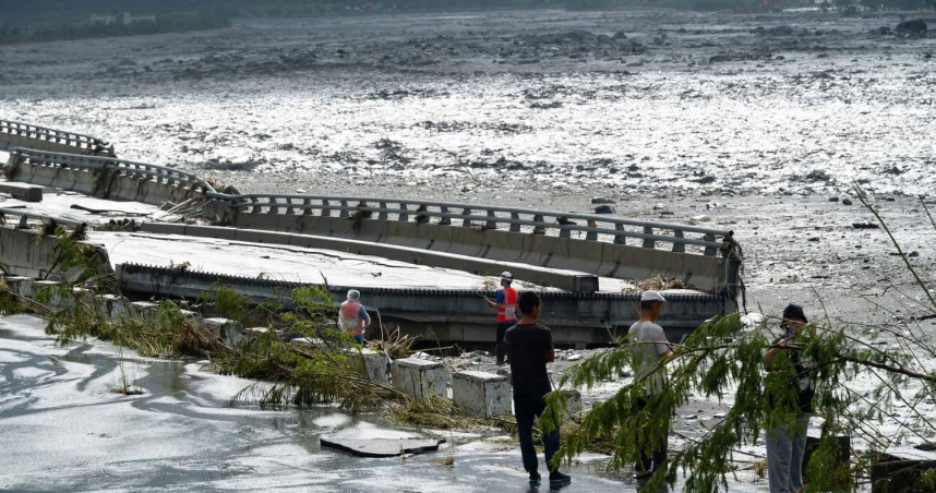 交通部長陳世凱要求公路局10月15日完成涵管便道設置，供應緊急車輛通行，並規劃明年2月完成鋼便橋設置，明年底完成單向建構。（圖／取自陳世凱臉書）