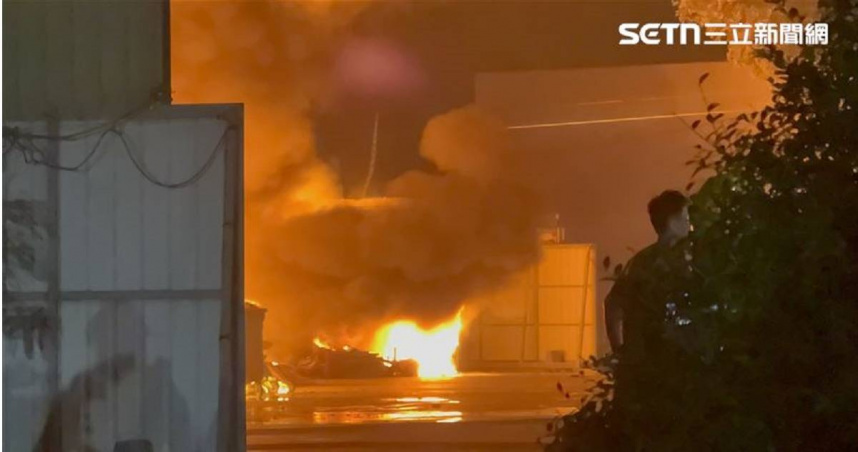 今（28）日晚間21時許，台南市仁德區中正西路上一處鐵皮工廠傳出火警。（圖／翻攝三立新聞網）