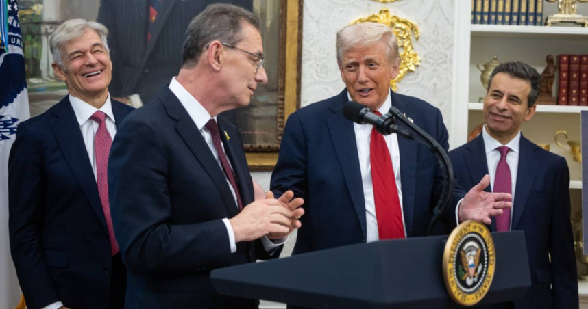 輝瑞執行長Albert Bourla（左二）與川普在白宮橢圓形辦公室合影。（圖／達志／美聯社）