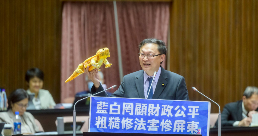 立委徐富癸7日送蜥蜴玩偶贈給行政院長卓榮泰，強調希望他看到玩偶，就想到屏東辛苦的農民。（圖／徐富癸辦公室提供）