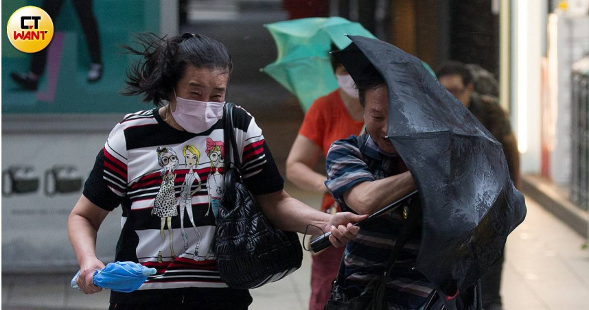 未來一週北台濕冷感明顯，外出記得攜帶雨具與保暖衣物。（示意圖／劉耿豪攝）