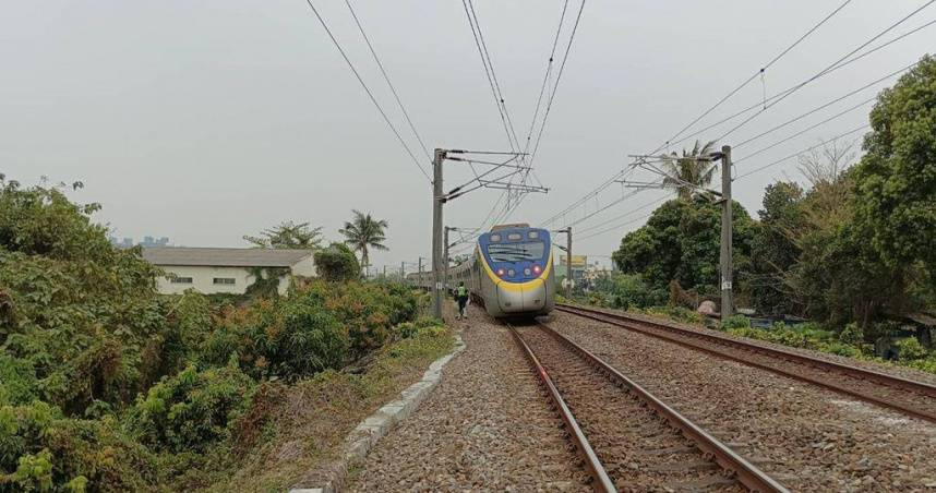 考題指「趴在鐵軌上聽火車是否抵達的聲音」引熱議。（示意圖／報系資料照）