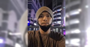 黃明志在警局門口自拍。（圖／翻攝自黃明志IG）