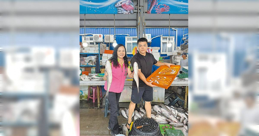 漁民李浩仁（右）捕獲首批「先頭烏」，彰化縣議員賴清美（左）買到肥美烏魚，兩人都樂開懷。（圖／賴清美提供／中國時報葉靜美彰化傳真）