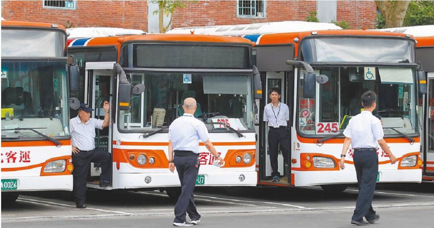 公共汽車客運業營業收支虧損率連2年收窄，但業者認為經營變數仍是駕駛缺員問題，將直接影響本業收入。圖為示意圖，非新聞當事照片。（圖／本報資料照片）