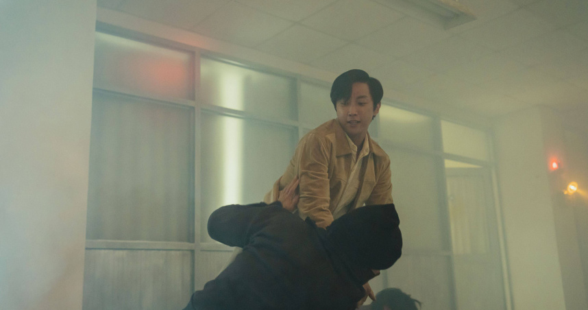 振永在《那張照片裡的我們》保護李沐和宋柏緯對抗黑衣人。（圖／瀚草文創GrX STUDIO提供）