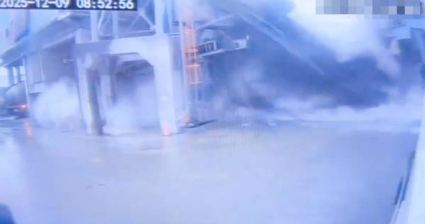 工程更新突變災難現場桶槽倒塌「灰雲炸裂」工人慌逃。（圖 ／翻攝畫面）