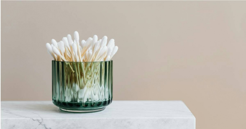 許多人洗完澡或游泳完都會習慣用棉花棒挖耳朵。（示意圖／翻攝自pexels）