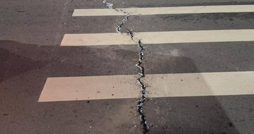 宏匯廣場前斑馬線出現裂縫。（圖 ／翻攝畫面）