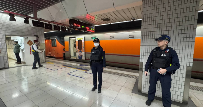 台鐵125次自強號25日行駛至南港站時，因後連機車鬆軔不良冒煙停駛，旅客全數換乘其他班次。（圖／翻攝畫面）