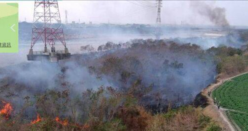 台中后里河堤雜草失火　火勢猛烈「濃煙狂竄」燃燒逾3000平方公尺