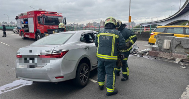 福和橋往台北方向25日下午3時許驚傳車禍事故。（圖／翻攝畫面）