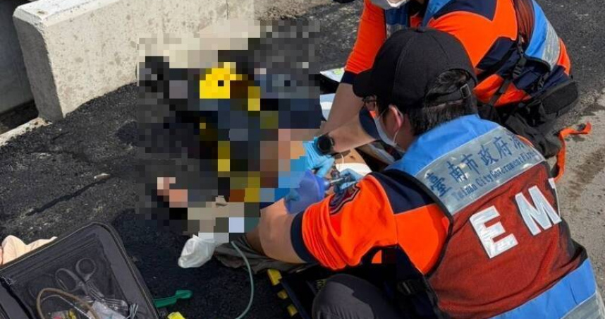 台南市新化區6日發生工安意外，楊姓工人在進行排水溝渠工程跌落深溝，送醫後宣告不治。（圖／翻攝畫面）