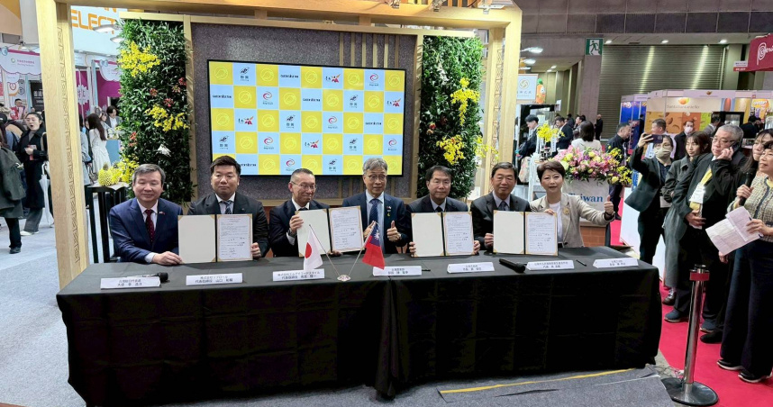 臺南市長黃偉哲代表南市府與三越伊勢丹控股集團旗下的 MI Foodstyle、株式會社 Reproall 及玉井聯興青果合作社四方共同簽署芒果採購合作備忘錄。（圖／臺南市政府提供）