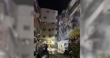 高雄鹽埕公寓起火，警消出動21車52人到場搶救。（圖／鹽埕警分局提供）