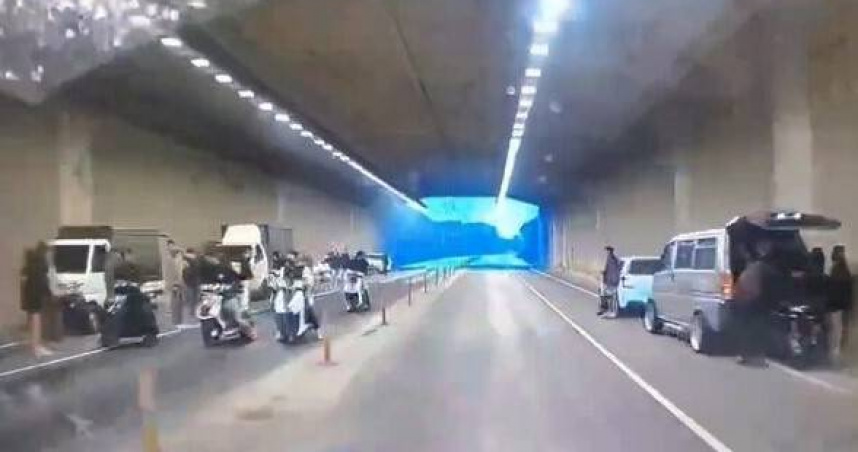 清晨隧道變飆車賽道「運兵車」載車衝火炎山隧道，警方突襲查緝揭地下競速集團。(圖∕翻攝畫面)