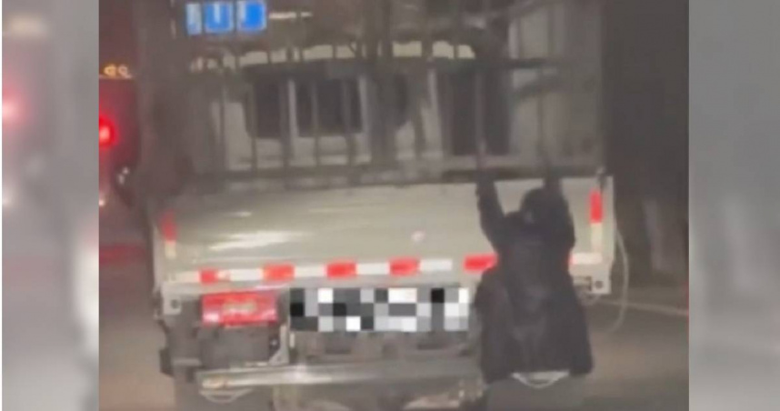 大陸新疆一名女子懷疑丈夫出軌，偷偷掛在他的貨車後方跟蹤，危險行為被警方攔阻，才沒釀成傷亡悲劇。（圖／翻攝自微博／新疆法治報）
