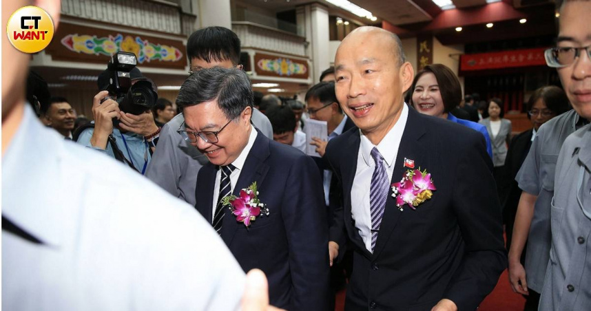 行政院長卓榮泰（左）與立法院長韓國瑜（右）同台出席立法院厚生會會長交接典禮。（圖／周志龍攝）