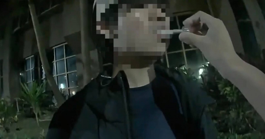 李姓男子施用毒品後上路，還撞上路邊12輛機車，警方快篩後確認其呈毒品陽性反應，立即將他逮捕送辦。（圖／翻攝畫面）