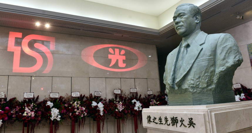 台新新光金控合併後，壽險部分以新光人壽為存續公司名稱，圖為新光集團創辦人吳火獅紀念雕像。（圖／報系資料照）