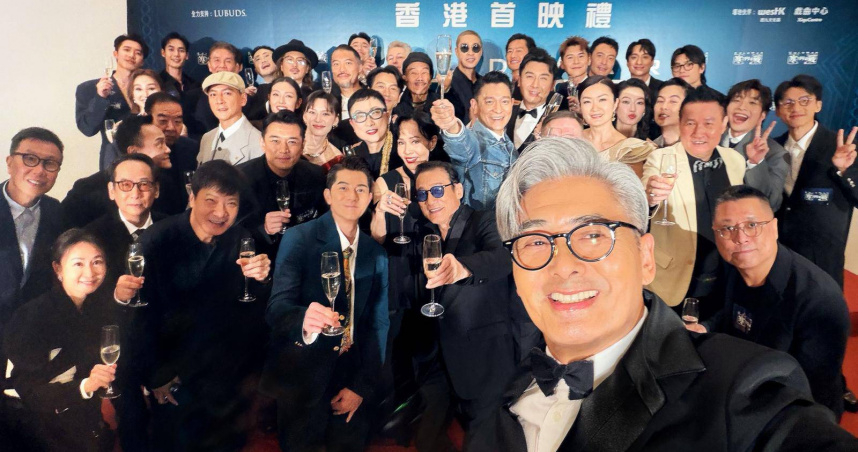 《寒戰1994》香港首映會派對上，周潤發揪大家玩自拍。（圖／華映娛樂）