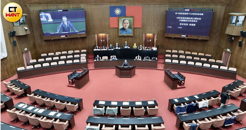 立法院全院委員會審查賴清德總統彈劾案，國民黨團立委發言質疑賴清德缺席審查及未回覆立法院邀請。（圖／黃耀徵攝）