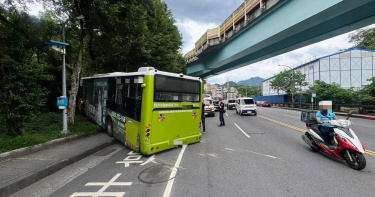 北市文山區萬芳路與萬和街口22日下午1時許發生一起公車自撞事故。（圖／翻攝畫面）