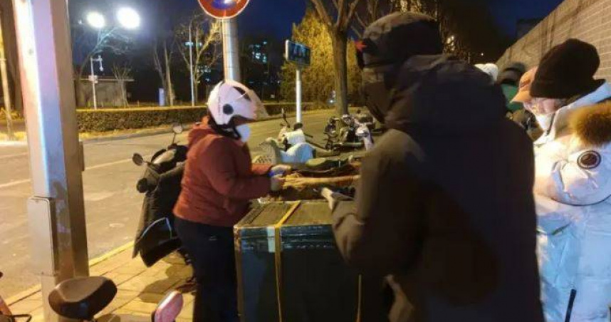陳秀鳳因在北京大學、清華大學等高校周邊販售烤腿爆紅。（圖／翻攝自微博）