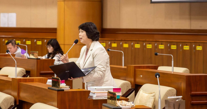 基隆發生教保員虐童案，涉案兒童家長4日至該幼兒園丟雞蛋抗議，鄭文婷對警方提出將對家長依法究責感到不滿。（圖／翻攝鄭文婷臉書）