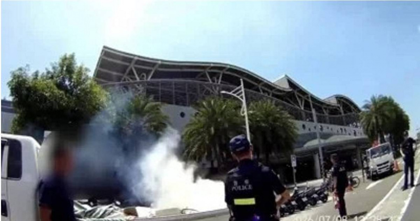 烈日烤爆噴漆罐！潮州火車站前小貨車突竄火舌連環炸　路人嚇壞急閃
