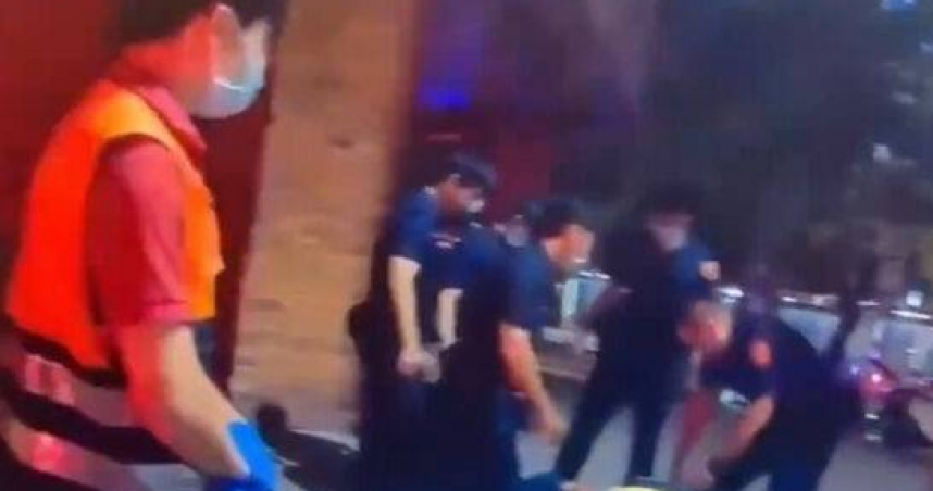醉漢闖北市路口瘋狂攔車險釀禍！　警消聯手壓制送醫驚險過程曝光