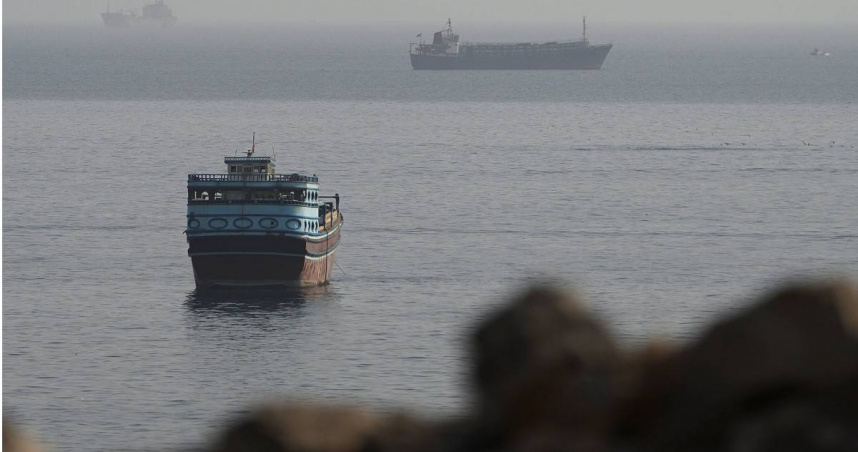 美伊朗衝突戰火進入第6個月，荷莫茲海峽（Strait of Hormuz）航運危機持續惡化，數千海員看不到未來。（圖／達志／路透社）